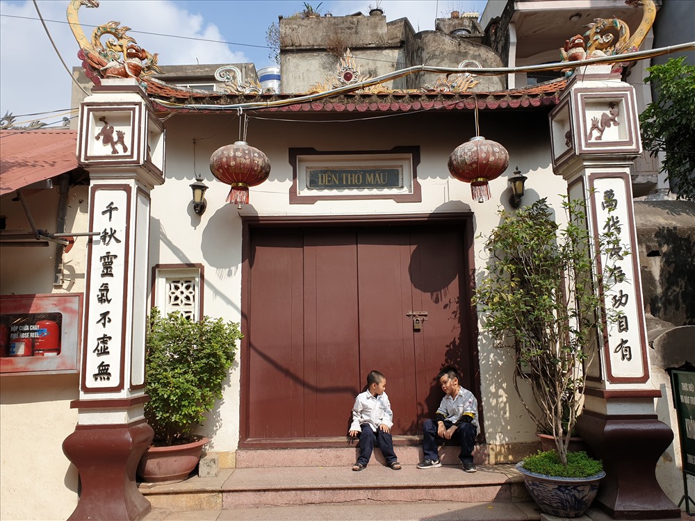 Thông tin báo chí về việc thực hiện vận động và xử lý vi phạm hành chính đối với các tổ chức, cá nhân có hành vi chiếm đất tại khu đất 46 Liễu Giai và thực hiện dự án xây dựng trường Tiểu học Nguyễn Bá Ngọc Phó Chủ tịch UBND quận Ba Đình Nguyễn Trung Dũng cho hay: “Điểm trường tạm tại Đình làng Kim Mã Thượng không những không đảm bảo về hạ tầng, điều kiện phòng cháy chữa cháy, mà còn thiếu ổn định. Mỗi khi có lễ hội tại Đình là trường phải cho học sinh nghỉ”.