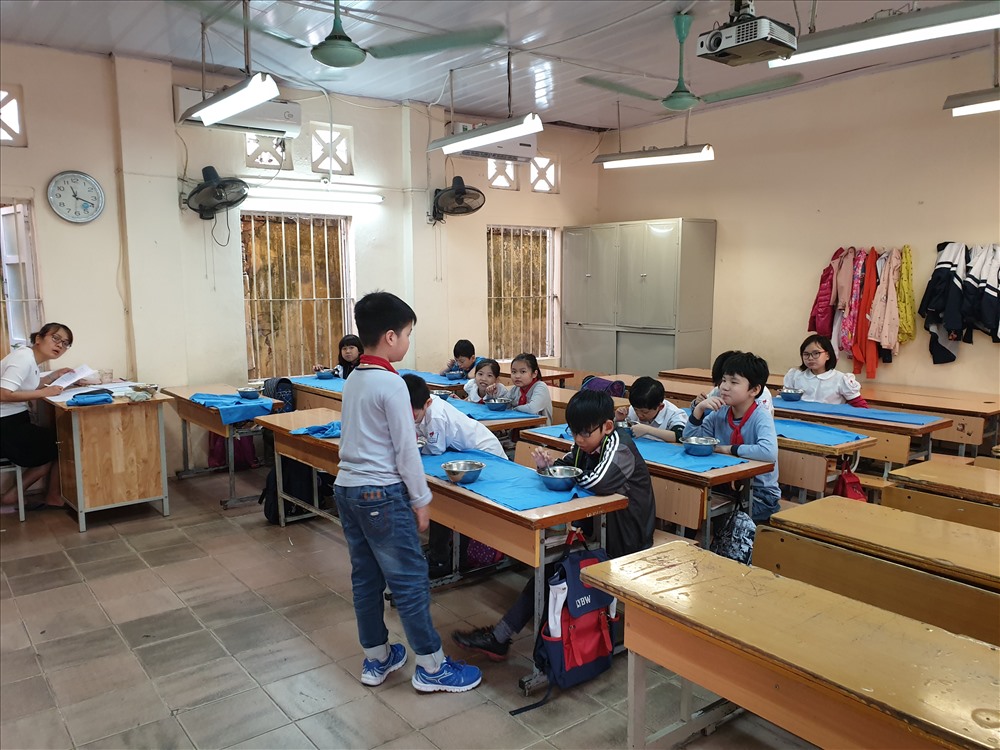 Bên cạnh đó, các cử tri và nhân dân khu vực đã nhiều lần tha thiết kiến nghị với UBND TP. Hà Nội cũng như quận Ba Đình về việc bố trí điểm trường ổn định, nhằm đảm bảo chất lượng dạy và học cho trường Tiểu học Nguyễn Bá Ngọc. Ảnh: Tùng Giang.