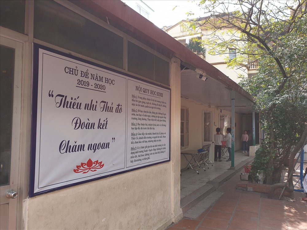 Đáp ứng nguyện vọng đó, tháng 3.1998, UBND TP. Hà Nội có Quyết định số 886/QĐ-UB về việc giao 2.033m2 đất tại địa chỉ 46 Liễu Giai cho Ban Quản lý dự án quận Ba Đình quản lý để xây dựng trường Tiểu học Nguyễn Bá Ngọc. Ảnh: Tùng Giang.