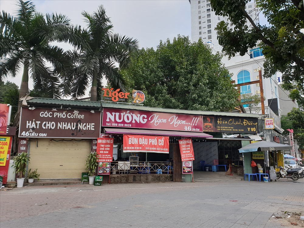 Cũng theo ông Dũng, ngày 6.1 tới, UBND Quận sẽ tổ chức cưỡng chế vi phạm đất đai tại khu đất số 46 phố Liễu Giai. Dự kiến trường Tiểu học Nguyễn Bá Ngọc xây mới tại đây sẽ có 20 lớp học, đảm bảo phục vụ giáo dục cho khoảng 700 học sinh. Ảnh: Tùng Giang.