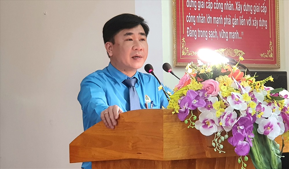 Chủ tịch LĐLĐ Quảng Bình Phạm Quang Long phát biểu tại hội nghị. Ảnh: Lê Phi Long