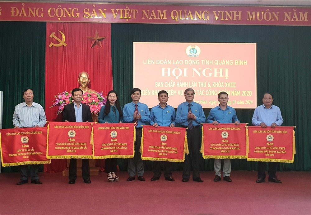 Lãnh đạo LĐLĐ Quảng Bình trao cờ thi đua của LĐLĐ tỉnh cho các tập thể đạt nhiều thành tích trong hoạt động công đoàn. Ảnh: Lê Phi Long