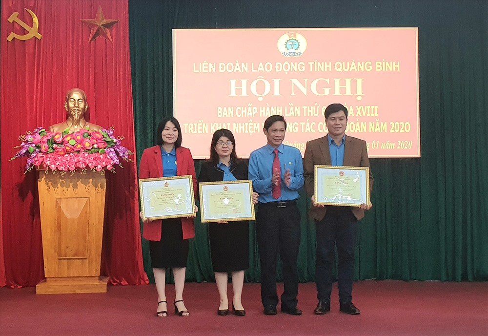 Phó chủ tịch thường trực LĐLĐ Quảng Bình Nguyễn Phi Khanh trao bằng khen cho các tập thể xuất sắc. Ảnh: Lê Phi Long
