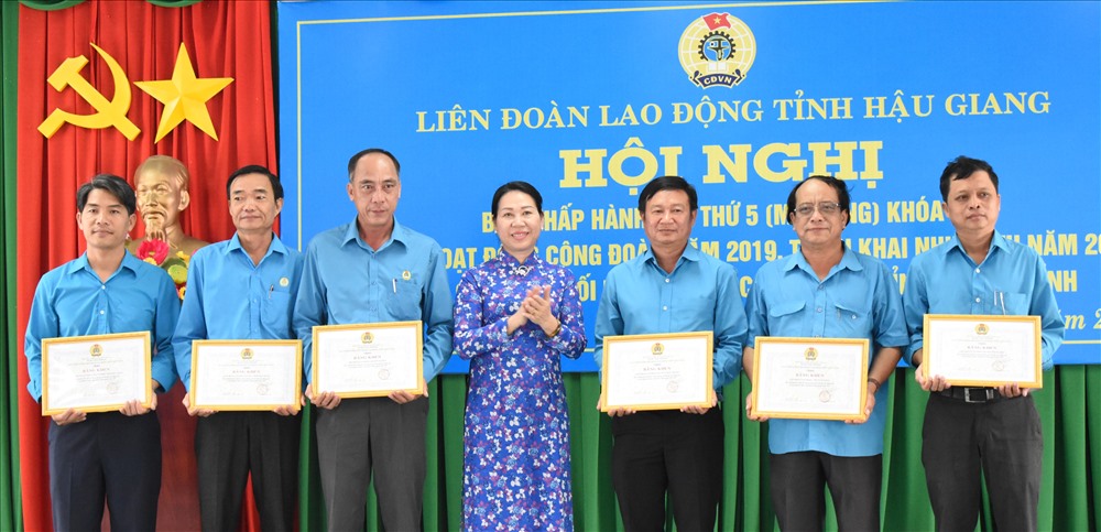 Trao Bằng khen và cờ thi đua xuất sắc cho các đơn vị trong phong trào thi đua CNVCLĐ và hoạt đồng Công đoàn năm 2019. Ảnh: Thành Nhân.