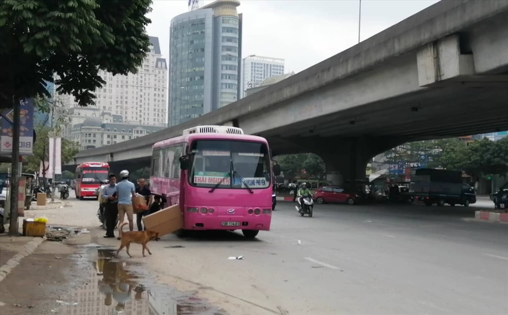 Xe nhận chở hàng giữa đường. Ảnh: PV
