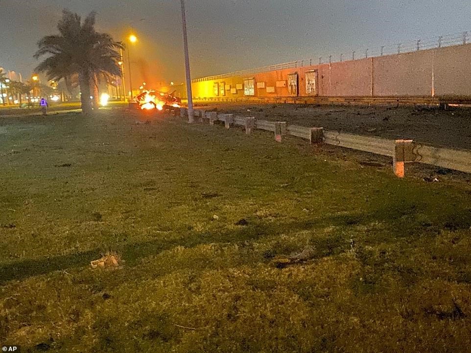 Văn phòng Báo chí của Thủ tướng Iraq công bố ảnh chiếc xe cháy rụi tại sân bay quốc tế Baghdad ngày 3.1.2020.