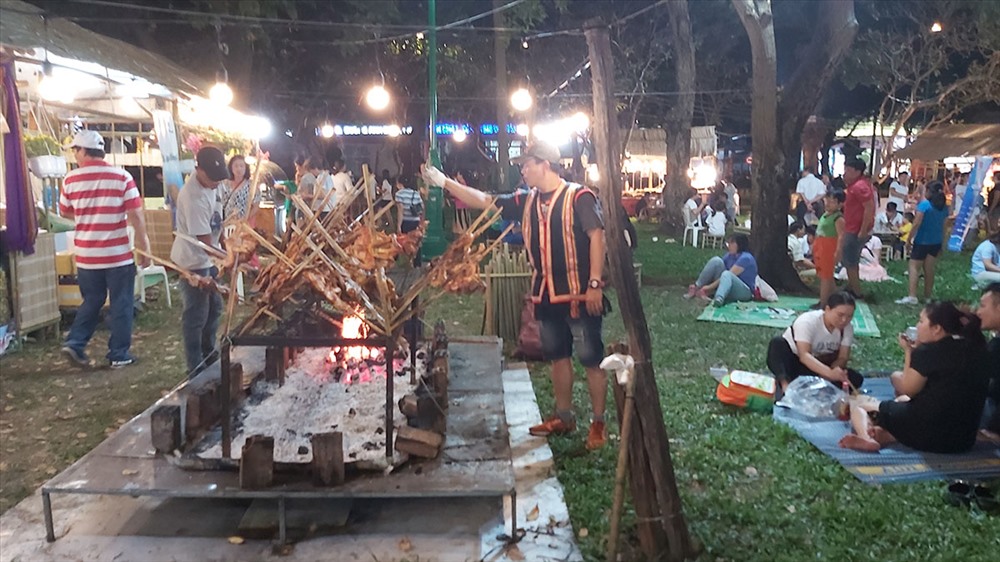 Du khách được trải nghiệm thiên đường ẩm thực với hàng trăm món ăn đậm đà hương vị Tết đến từ các vùng miền của đất nước. Ảnh: QUỲNH NHƯ