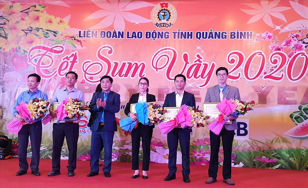 LĐLĐ Quảng Bình trao bằng khen cho những đơn vị, doanh nghiệp có nhiều hoạt động chăm lo đến lợi ích, đoàn viên, NLĐ. Ảnh: Lê Phi Long