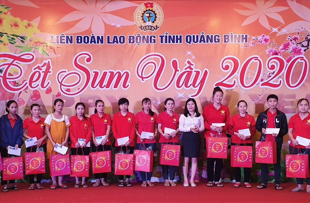Các đơn vị, doanh nghiệp trên địa bàn hỗ trợ CNLĐ nhân dịp “Tết sum vầy” 2020. Ảnh: Lê Phi Long