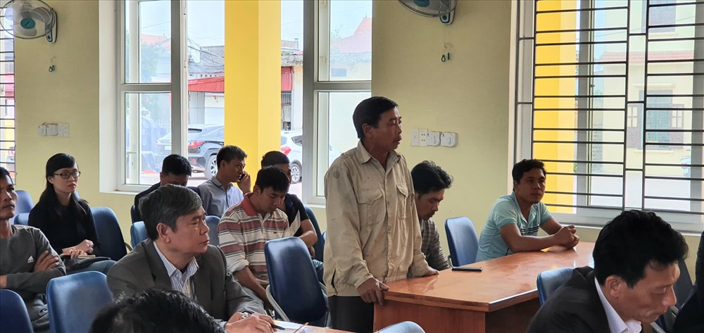 Người dân phản đối phương án tưới nước rửa đào cũng như hỗ trợ mức 20 triệu đồng/10 hộ trồng đào của các đơn vị liên quan. Ảnh PV
