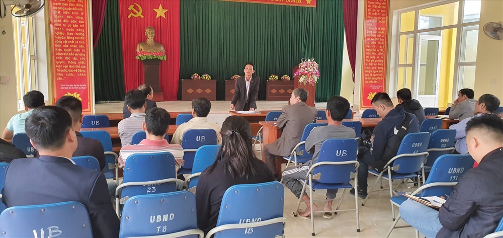 Ông Phạm Chiến Thắng, Chủ tịch UBND xã Đại Đồng thông tin đến người dân trồng đào về phương án giải quyết vụ việc. Ảnh CTV