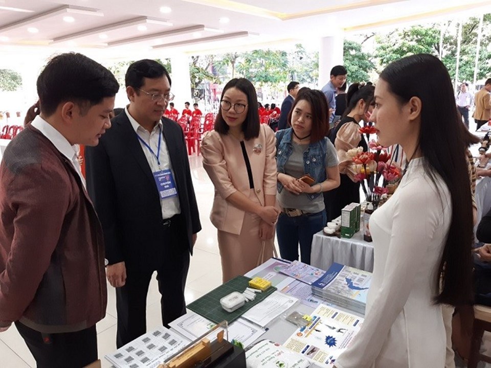 Tham quan các gian hàng tại chương trình "Demo Day - Ngày hội kết nối đầu tư năm 2019" tổ chức tại TP. Huế. Tham quan các gian hàng tại chương trình "Demo Day - Ngày hội kết nối đầu tư năm 2019" tổ chức tại TP. Huế.