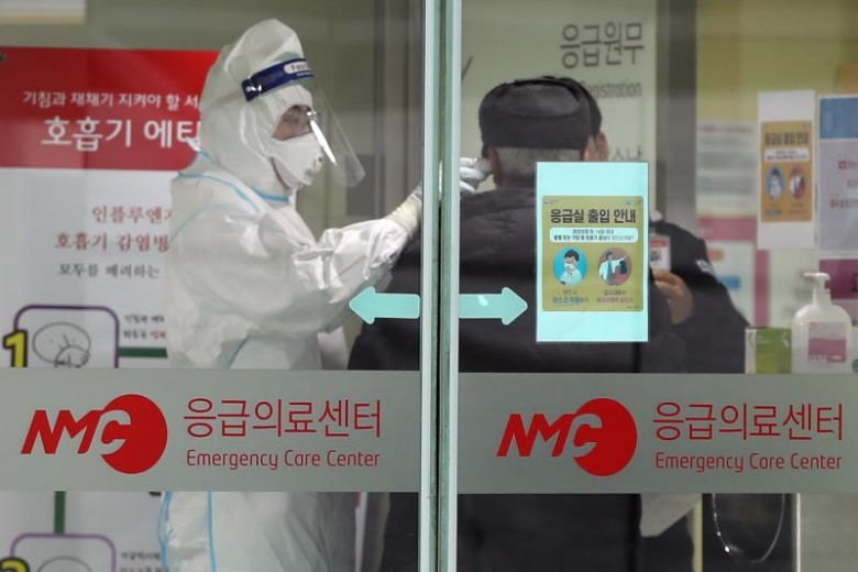 kiểm tra nhiệt độ bệnh nhân phòng virus Corona ở Seoul ngày 27.1