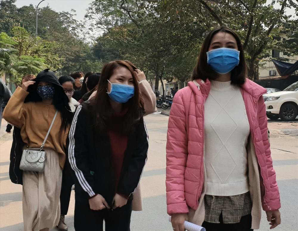 Nhiều công nhân Khu công nghiệp bịt kín khẩu trang khi ra đường do sợ lây dịch viêm phổi virus Corona. Ảnh: Tùng Giang.