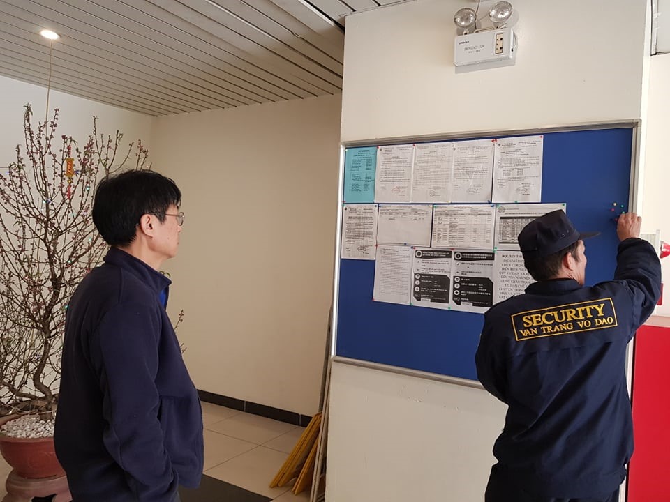 Nhiều cư dân nước ngoài khi thấy thông báo đã đến đọc để nắm thông tin. Ảnh C.Nguyên.