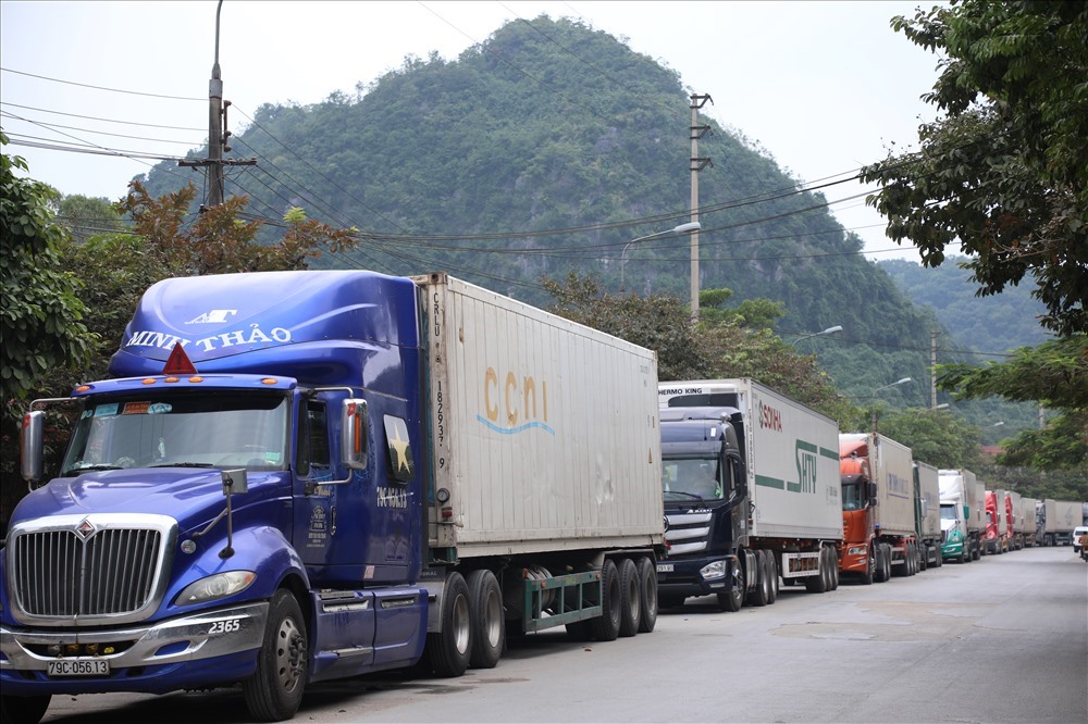 Hơn 100 xe container thanh long, dưa hấu đang chờ để được thông quan. Ảnh: C.T.V