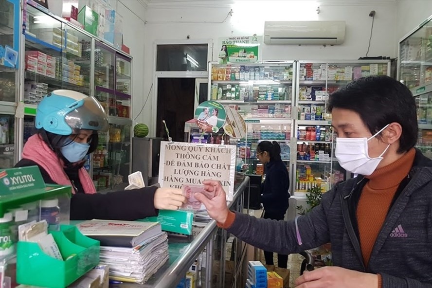 Giá khẩu trang y tế bị đẩy lên cao gấp 3 lần. Ảnh: Kh.V