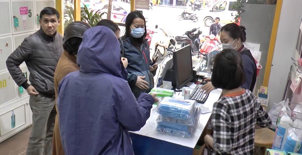 Nhiều người đến nhận khẩu trang miễn phí.