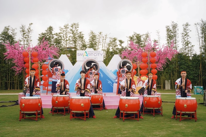 Cư dân tới Vườn Nhật những ngày này còn được thưởng thức những màn trình diễn nghệ thuật múa trống truyền thống Nhật Bản.