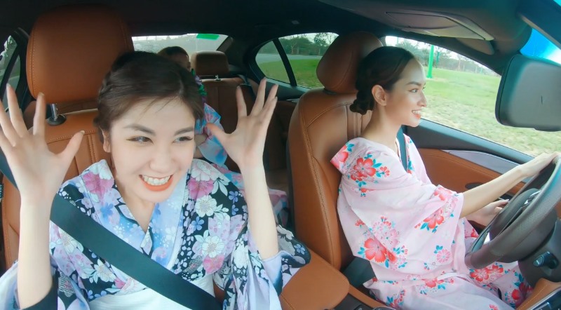 Một trong những phần thú vị nhất của buổi du xuân chính là màn lái thử xe VinFast. Các cô gái không khỏi ngạc nhiên vì thiết kế sang trọng, nội thất đẹp và sự mạnh mẽ của chiếc xe quốc dân.