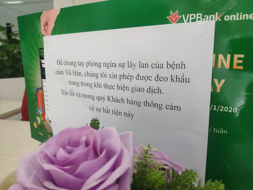 Thông báo về việc giao dịch viên đeo khẩu trang tại phòng giao dịch của VPBank. Ảnh: L.H.K