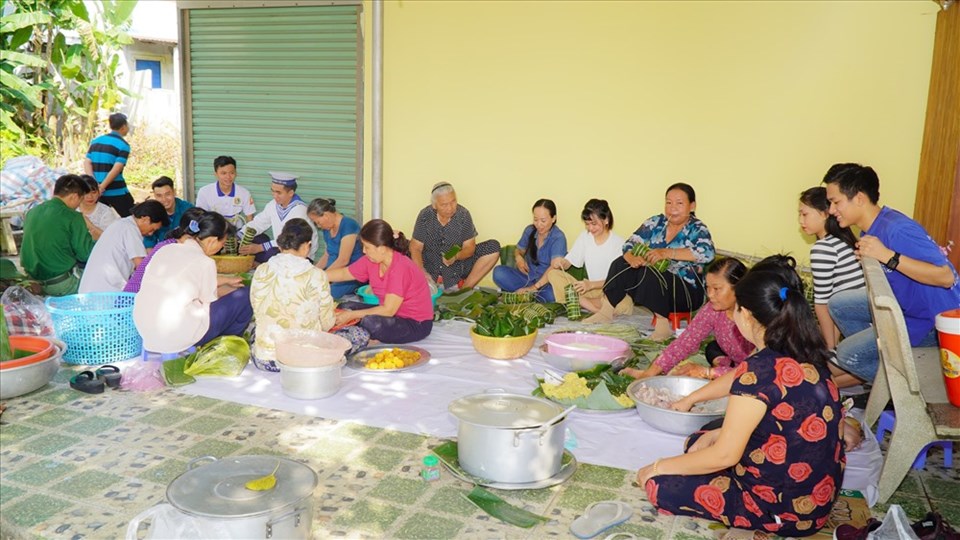 Các bạn trẻ là sinh viên được cô chú lão thành cách mạng hướng dẫn gói bánh, chỉ dạy về nét văn hoá đặc trưng không thể thiếu trong mỗi dịp Tết đến xuân về Các bạn trẻ là sinh viên được cô chú lão thành cách mạng hướng dẫn gói bánh, chỉ dạy về nét văn hoá đặc trưng không thể thiếu trong mỗi dịp Tết đến xuân về