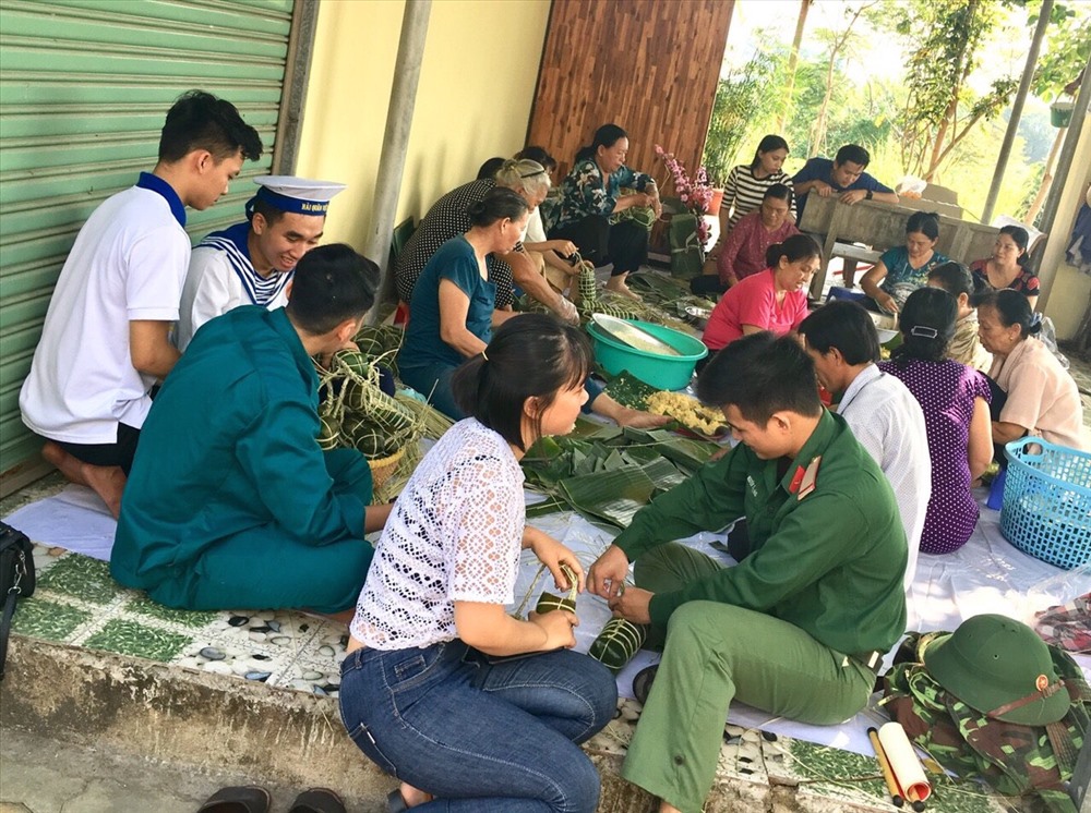 Việc các bạn trẻ cùng nhau gói bánh tét mỗi dịp xuân về thể hiện tình đoàn kết gắn bó của cộng đồng