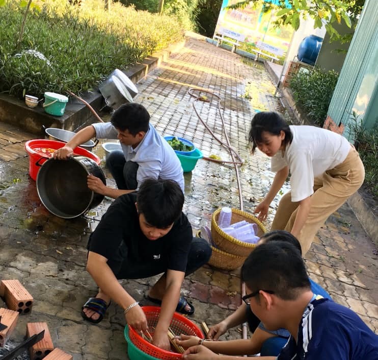 Công tác gói bánh tét được các em sinh viên chuẩn bị từ trước