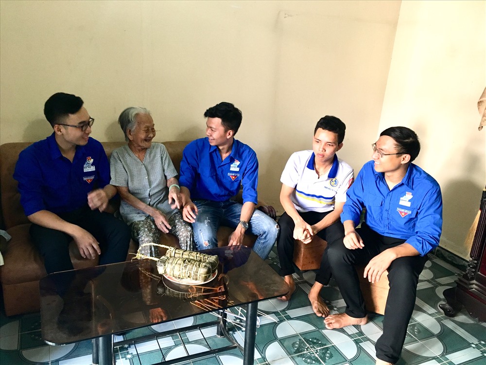 Bánh tét nghĩa tình được các bạn sinh viên trao bánh cho mẹ liệt sĩ Nguyễn Thị Mốc