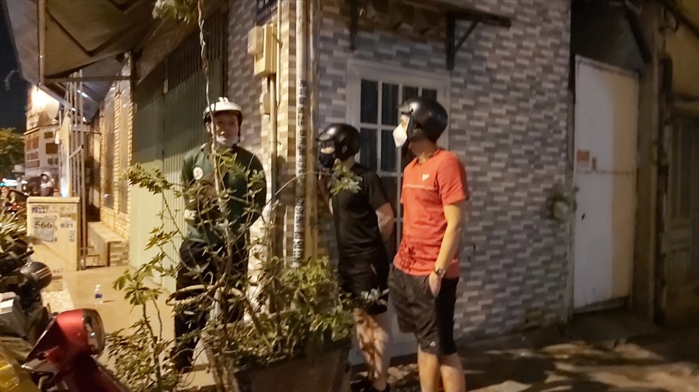 Nhiều người cứ nghĩ đeo khẩu trang là che được khuôn mặt đang “xỉn“. Ảnh: PV