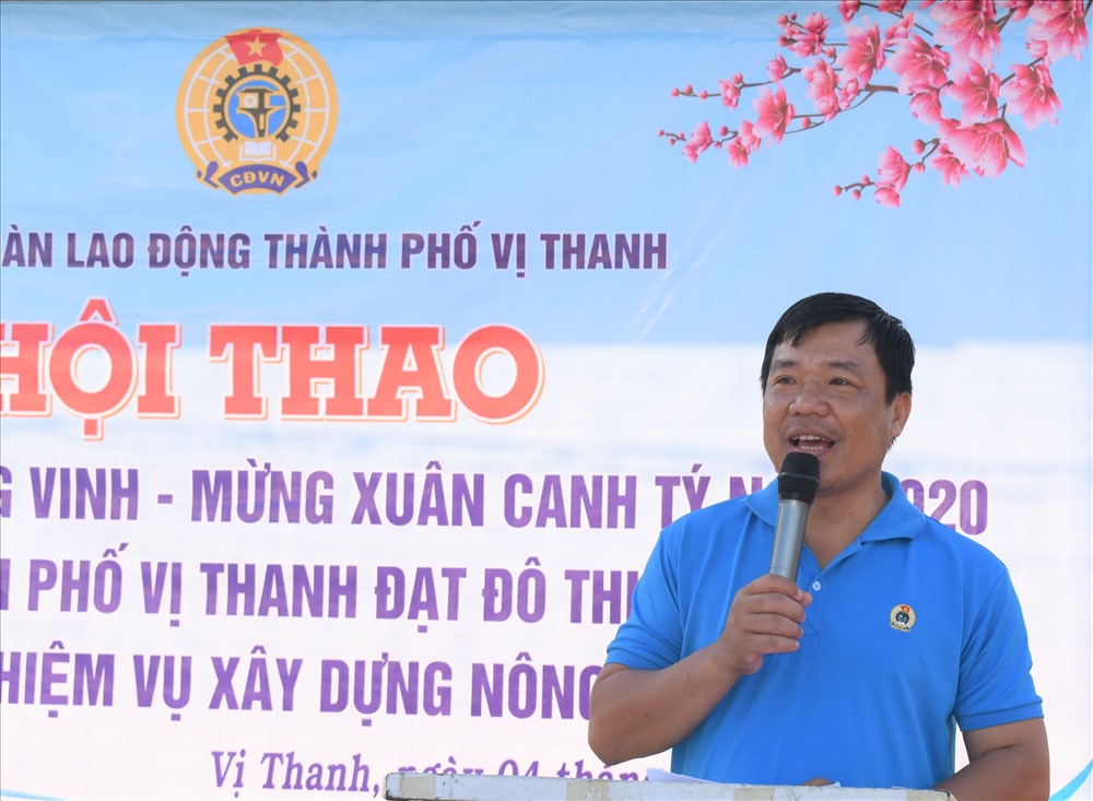 Ông Phan Văn Nhớ - Chủ tịch LĐLĐ TP.Vị Thanh (Hậu Giang) - phát biểu tại buổi lễ khai mạc. Ảnh: Thành Nhân.