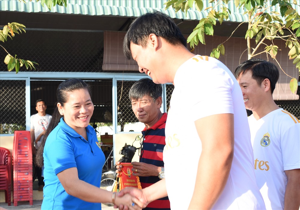 Bà Lê Thị Thanh Lam, Chủ tịch LĐLĐ tỉnh Hậu Giang - tham dự khai mạc hội thao. Ảnh: Thành Nhân.