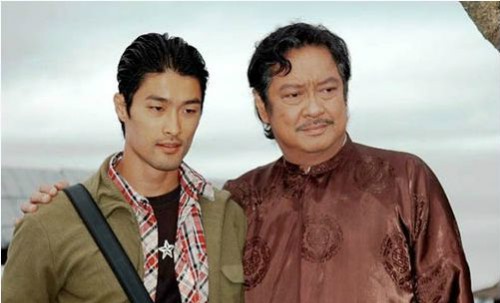 Johnny Trí Nguyễn vụt sáng nhờ phim “Dòng máu anh hùng” hợp tác cùng nghệ sĩ Chánh Tín. Ảnh: ST.