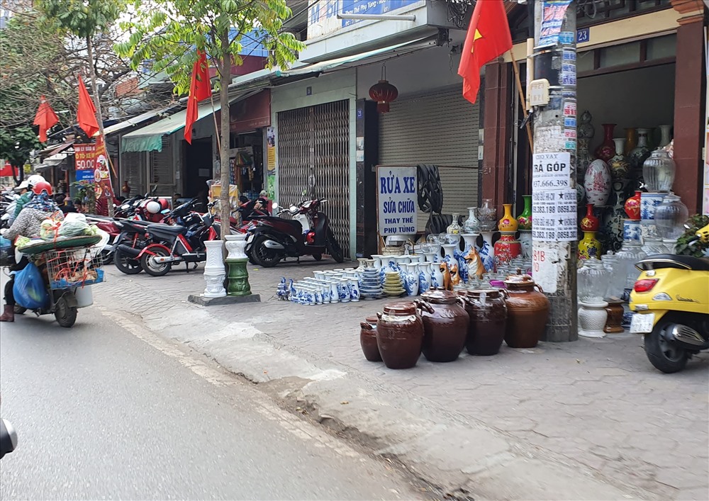 Đường Lán Bè (Lê Chân), vỉa hè là nơi các hộ để xe, bày bán hàng công khai. Ảnh PV