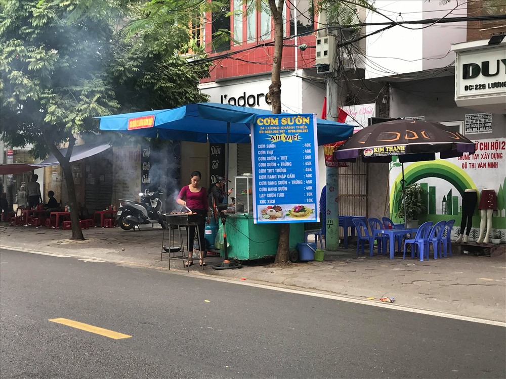 Vỉa hè đường Lương Khánh Thiện (Ngô Quyền), tình trạng lấn chiếm vỉa hè chưa có dấu hiệu giảm. Ảnh PV