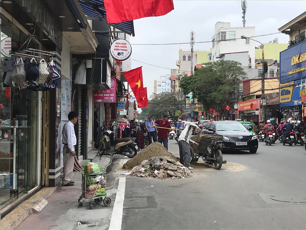 Lòng đường Tô Hiệu (quận Lê Chân) trở thành nơi tập kết vật liệu xây dựng. Ảnh PV