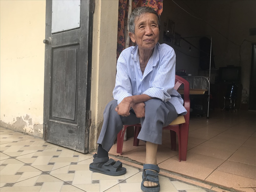 “Bao năm qua, chúng tôi đã coi nơi này là quê hương thứ hai của mình. Chúng tôi gắn bó với nơi này còn hơn là quê hương cha sinh mẹ đẻ. Ở đây, chúng tôi được chăm sóc, được sống cuộc sống của con người, được đồng bào quan tâm, giúp đỡ. Vì vậy, mỗi cái Tết đến, chúng tôi đều rất mong chờ“- một bệnh nhân phong xúc động nói. Ảnh: T.Linh