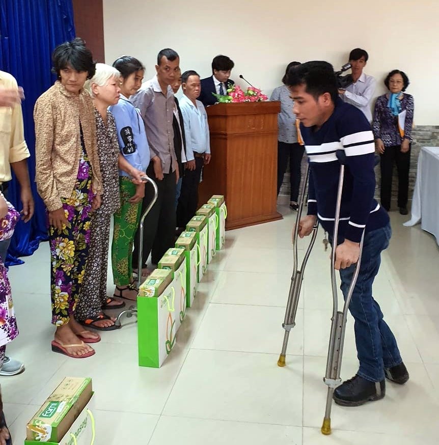 Khập khiễng bước lên nhận quà (ảnh Nhật Hồ)
