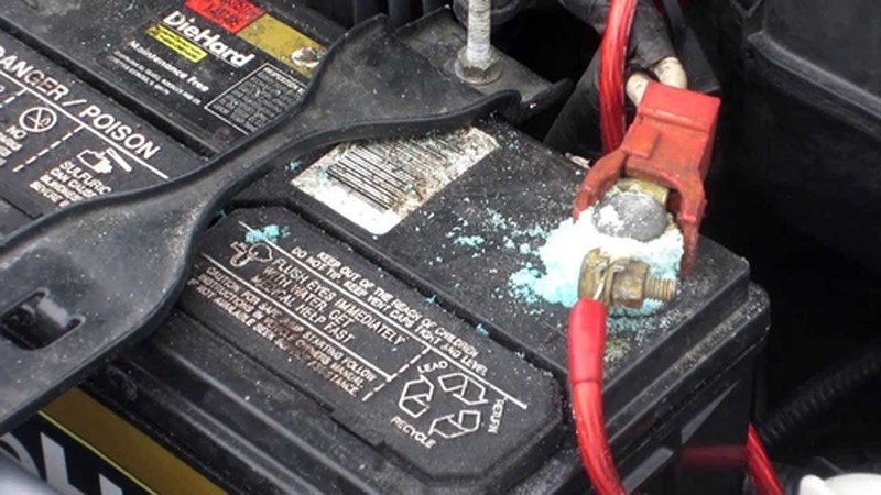 Ắc quy trục trặc sẽ khiến bạn gặp rất nhiều rắc rối trong những ngày Tết. Ảnh ST.