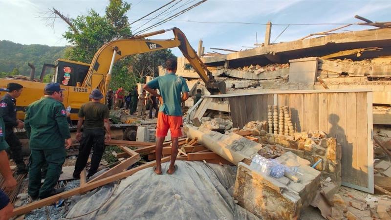 Đội cứu hộ đang đào bới đống đổ nát để tìm kiếm công nhân bị nạn. Ảnh: Fresh news