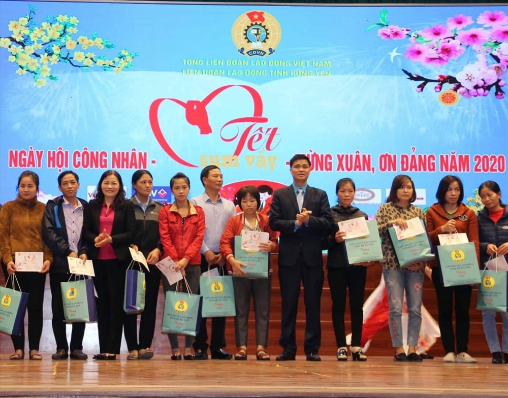 Chú thich ảnh: Đồng chí Ngọ Duy Hiểu - Phó Chủ tịch Tổng LĐLĐ Việt Nam tặng quà công nhân lao động trong chương trình “Tết sum vầy” 2020 tại Hưng Yên.