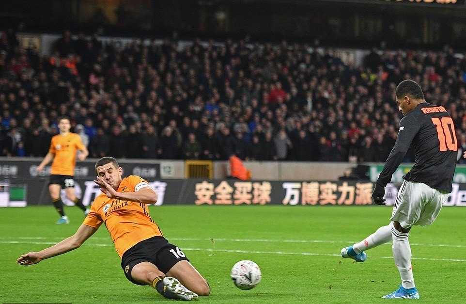 Rashford tung ra cú sút nguy hiểm ngay khi vào sân ở giữa hiệp 2. Ảnh: Getty Images