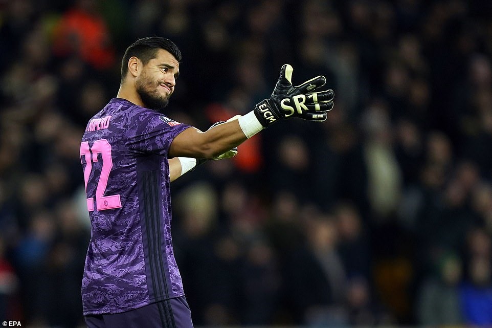 Sergio Romero có vài lần cứu thua cho Man United ở trận này. Ảnh: Reuters