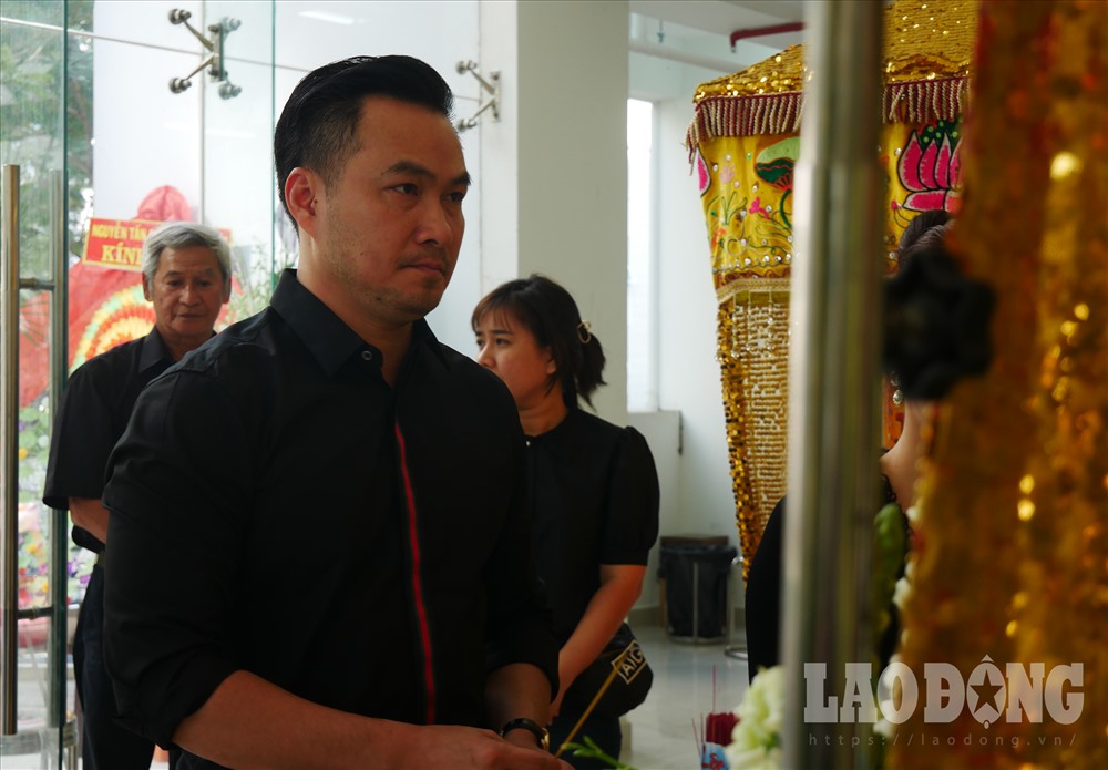 “Anh Tín là cây đa cây đề trong nghề mà anh em nghệ sĩ đều yêu quý. Tôi may mắn có dịp đóng chung phim với anh ở bộ phim Bến sông trăng vào năm 2002. Mới đây, anh em còn nói chuyện với nhau qua facebook, anh đã động viên tôi rất nhiều. Nay nghe được tin anh mất, thật sự tôi rất sốc, rất chia sẻ với vợ con anh” - diễn viên Chi Bảo trầm ngâm nói