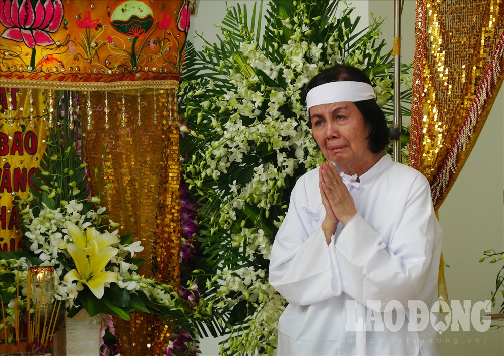 Khuôn mặt bà Bích Trâm - vợ nghệ sĩ Nguyễn Chánh Tín lộ rõ vẻ thất thần, bà không kìm được nước mắt vì cú sốc tinh thần quá lớn đối với mình và gia đình.