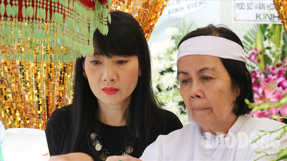 Nghệ sĩ Mỹ Uyên đến viếng nghệ sĩ Chánh Tín và chia buồn cùng gia đình