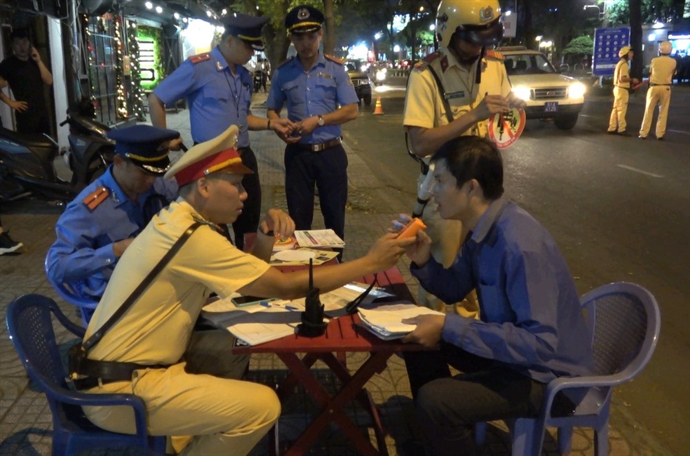 Công an kiểm tra nồng độ cồn của người tham gia giao thông. Ảnh: CATPHCM.