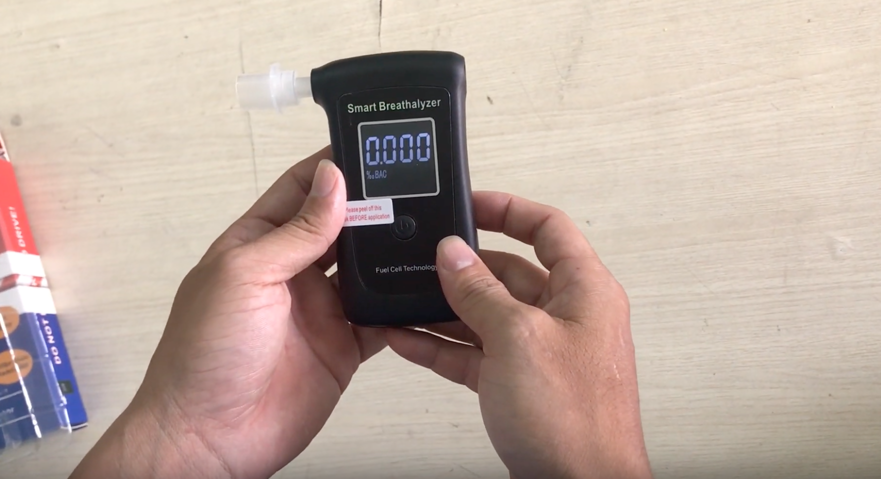 Một máy đo nồng độ cồn có xuất xứ Trung Quốc được bán trên thị trường. Ảnh: E.V