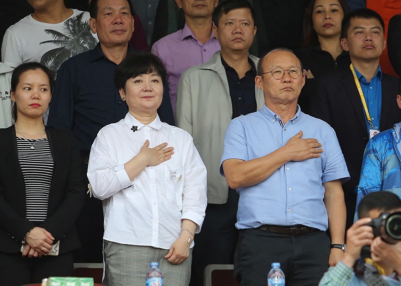 Ông Park và phu nhân dự khán một trận đấu tại V.League. Ảnh: SN