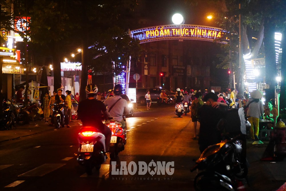 Khu phố ẩm thực Vĩnh Khánh vốn rất nổi tiếng với người dân TPHCM và du khách thập phương bởi các món nhậu bình dân như ốc, bánh xèo, ốc, bún, bánh mì, chè, nước giải khát…